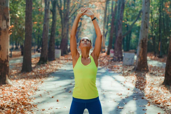 Mujer Haciendo Ejercicio Aire Libre Parque Naturaleza —  Fotos de Stock