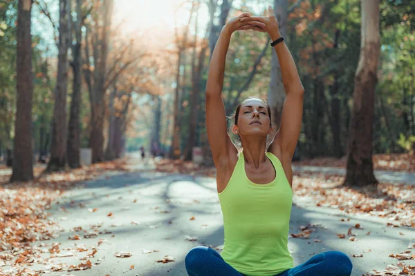 Parkta Yoga Yapan Kadın Sonbahar — Stok fotoğraf