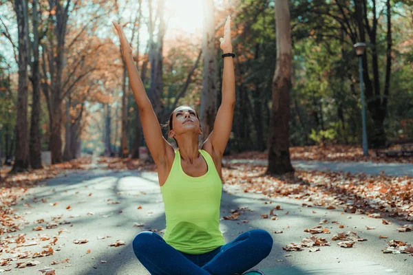 Frau Macht Yoga Park Herbst — Stockfoto