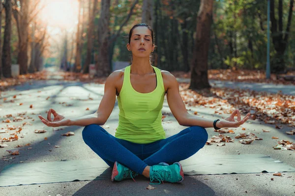 Vrouw Doet Yoga Het Park Herfst — Stockfoto