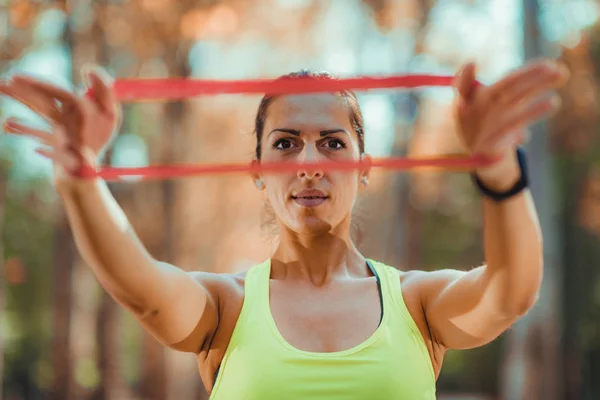 Mujer Ejercicio Con Banda Resistencia Aire Libre — Foto de Stock