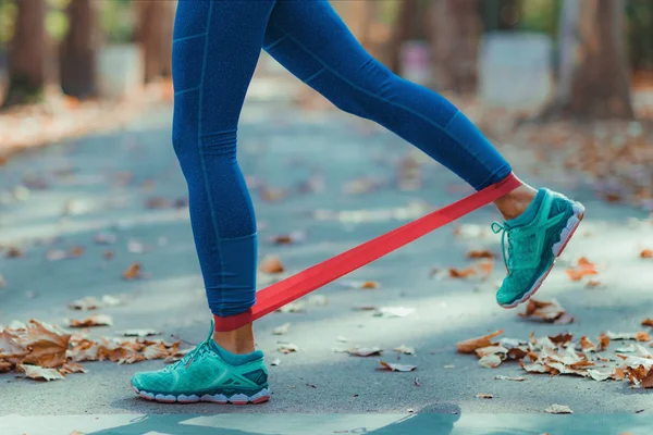 Frau Trainiert Mit Widerstandsband Einem Park — Stockfoto