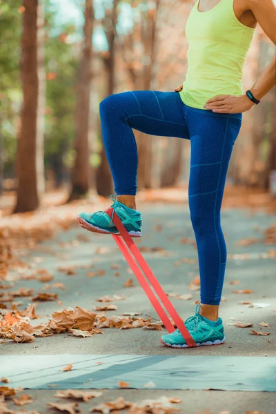 Mulher Exercício Pernas Com Faixa Resistência Livre — Fotografia de Stock