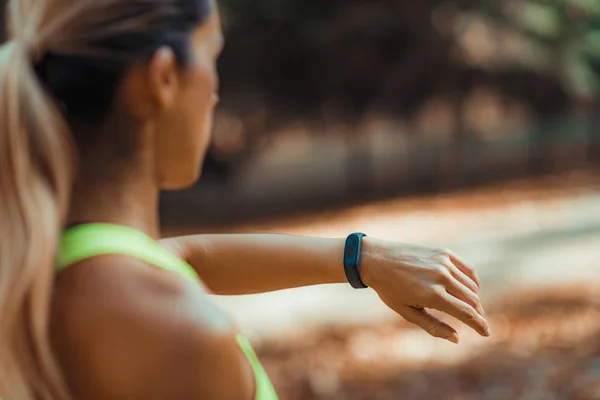 Mujer Comprobando Progreso Reloj Inteligente Después Del Entrenamiento Aire Libre — Foto de Stock