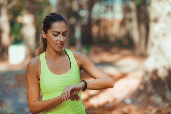 Frau Überprüft Fortschritte Bei Smartwatch Nach Outdoor Training — Stockfoto