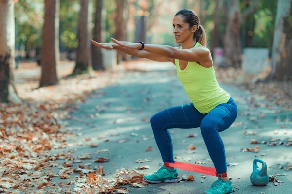 Mujer Ejercicio Piernas Con Banda Resistencia Aire Libre — Foto de Stock