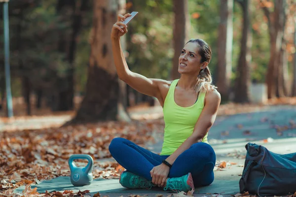 Frau Macht Selfie Nach Dem Training Freien — Stockfoto