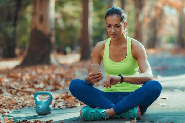 Mujer Comprobando Progreso Reloj Inteligente Después Del Entrenamiento Aire Libre — Foto de Stock