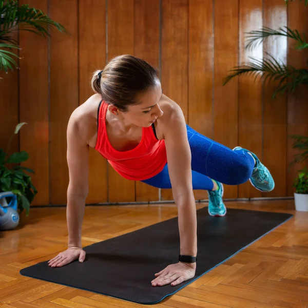 Mujer Haciendo Entrenamiento Intervalos Alta Intensidad Casa — Foto de Stock