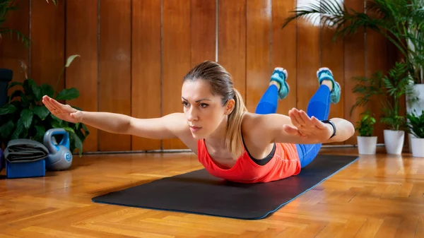 Woman Doing Back Extension High Intensity Interval Training Home — Stock Photo, Image