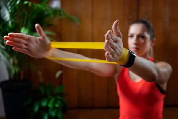 Mujer Haciendo Ejercicio Con Goma Banda Resistencia Casa — Foto de Stock