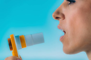 Spirometre ile Solunum HastalığıNı Takip Eden Kadın 