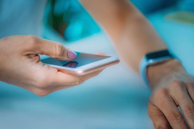 Kalp Atış Hızını Ölçen Kadın, Akıllı Telefon ve Akıllı Saat Kullanma.  