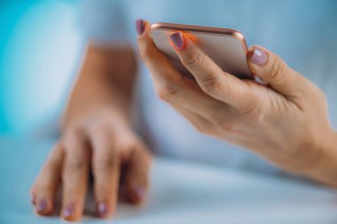 Kadın Akıllı Telefonda Arka Kamera Kullanma Kalp Hızını Ölçme