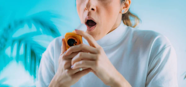 Donna Che Utilizza Spirometro Misurazione Della Capacità Polmonare Forza Volume — Foto Stock