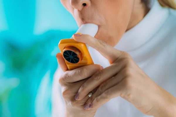 Woman Using Spirometer Measuring Lung Capacity Force Expiratory Volume — Stock Photo, Image