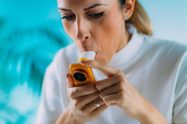 Vrouw Met Behulp Van Spirometer Meten Van Longcapaciteit Force Expiratory — Stockfoto