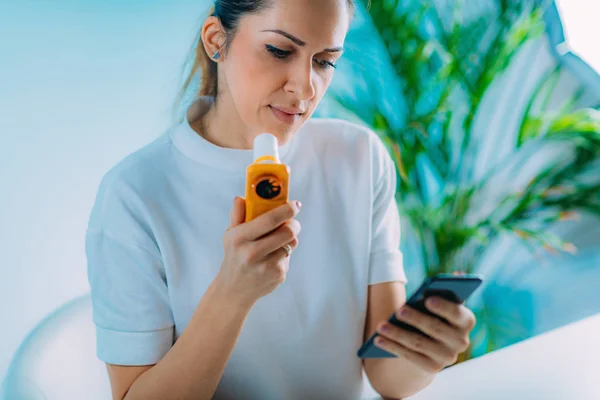 Žena Použitím Spirometru Měření Kapacity Plic Vynuhového Objemu — Stock fotografie