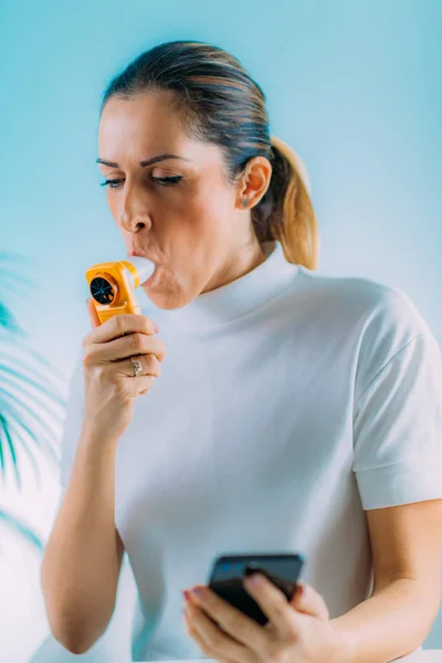 Žena Sledování Dýchacích Onemocnění Spirometrem — Stock fotografie