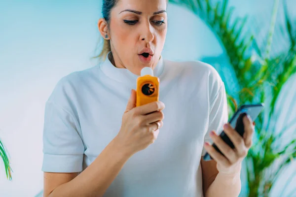 Frau Überwacht Atemwegserkrankung Mit Spirometer — Stockfoto