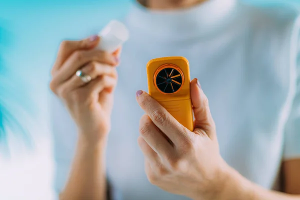 Vrouw Die Draagbare Spirometer Gebruikt — Stockfoto