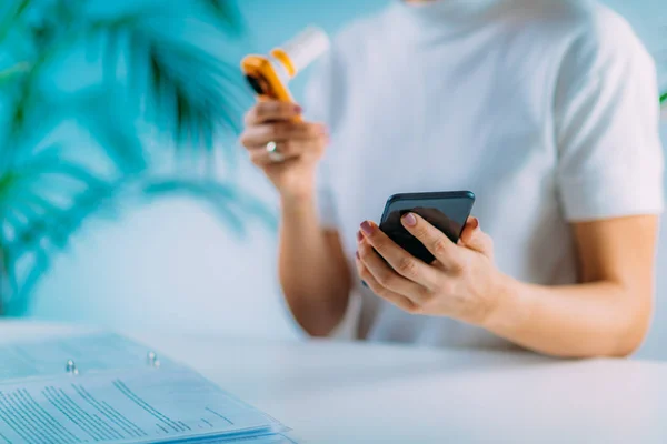 Mujer Monitoreo Enfermedades Respiratorias Con Espirómetro Aplicación Teléfono Inteligente — Foto de Stock