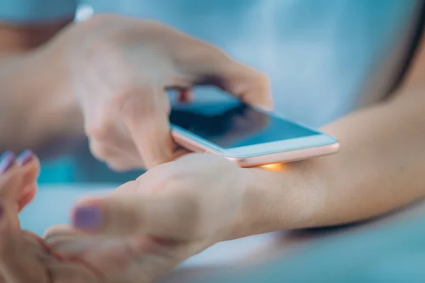 Midiendo Frecuencia Cardíaca Usando Cámara Trasera Teléfono Inteligente — Foto de Stock