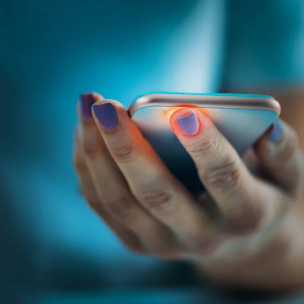 Pulso Medición Mujer Con Teléfono Inteligente — Foto de Stock