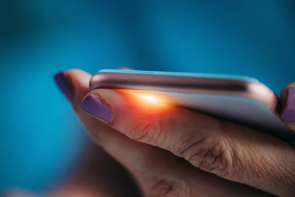 Mujer Usando Smart Watch Monitor Frecuencia Cardíaca — Foto de Stock