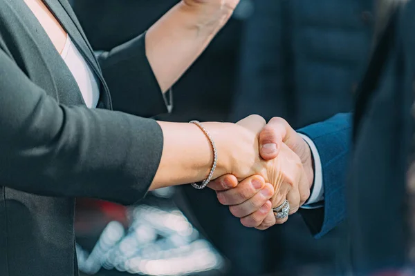 Politici Stringono Mano Femmina Politico Stringere Mano Con Politico Maschile — Foto Stock