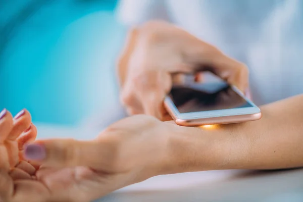 Midiendo Frecuencia Cardíaca Usando Cámara Trasera Teléfono Inteligente — Foto de Stock