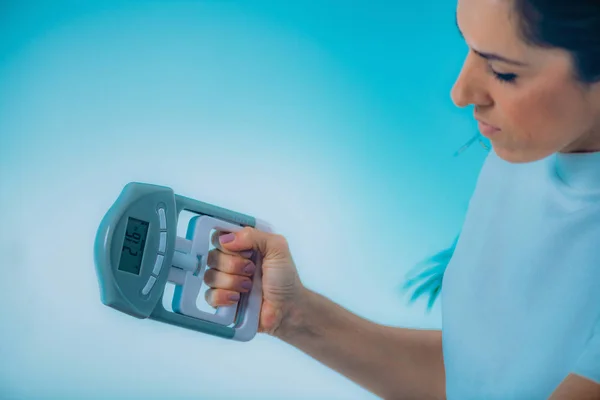 Mujer Usando Dinamómetro Digital Agarre Mano — Foto de Stock