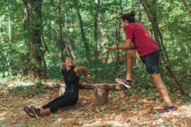 Genç Çift Park 'ta Dışarıda Egzersiz Yapıyor