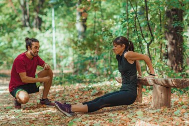 Genç Çift Park 'ta Dışarıda Egzersiz Yapıyor