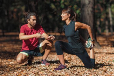 Genç çift parkta antrenmandan sonra geriniyor.
