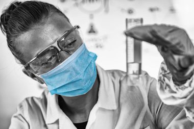 Adli Tıp Laboratuvarı. Adli tıp uzmanı saçı inceliyor, DNA arıyor.