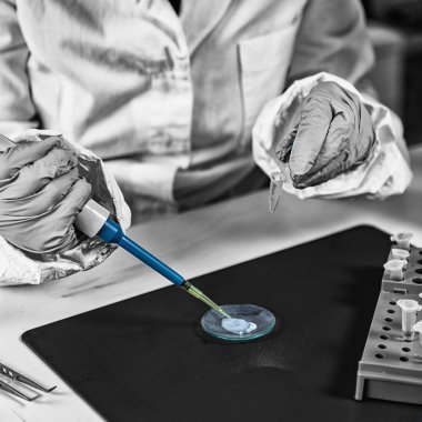 Adli tıp uzmanı laboratuvarda bilinmeyen şüpheli maddeyi inceliyor..