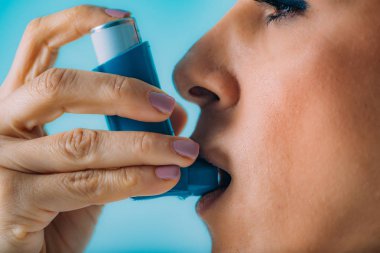 astım inhaler kullanan kadın  