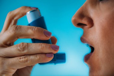 astım inhaler kullanan kadın  