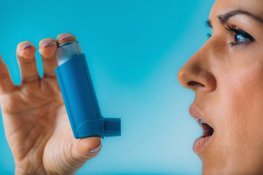astım inhaler kullanan kadın  