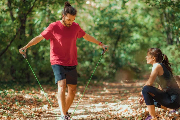 Joven Pareja Haciendo Ejercicio Con Banda Resistencia Elástica Aire Libre — Foto de Stock