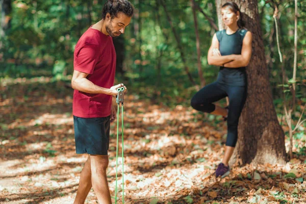 Joven Pareja Haciendo Ejercicio Con Banda Resistencia Elástica Aire Libre — Foto de Stock