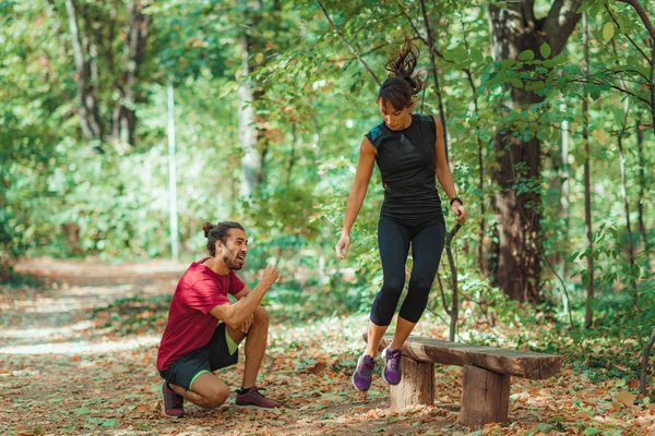 Amigos Hacer Ejercicio Aire Libre Parque Naturaleza — Foto de Stock