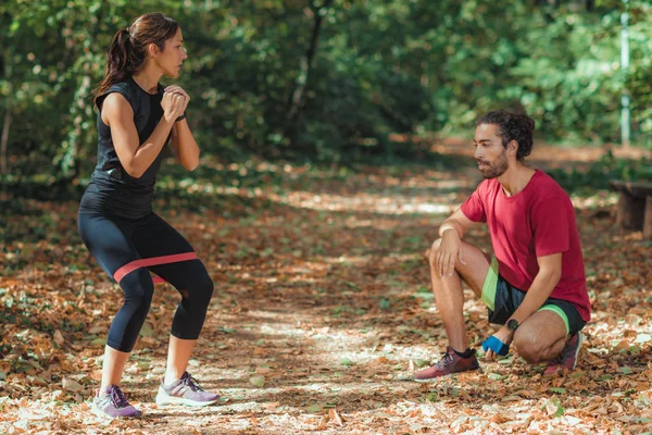 Joven Pareja Haciendo Ejercicio Con Banda Resistencia Elástica Aire Libre — Foto de Stock