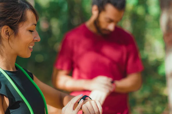 Pareja Joven Comprobando Progreso Sus Relojes Inteligentes Después Del Entrenamiento — Foto de Stock