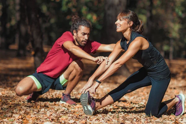 Amigos Estirándose Después Entrenar Parque — Foto de Stock