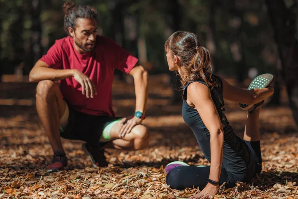 Genç çift parkta antrenmandan sonra geriniyor.