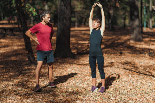 Genç çift parkta antrenmandan sonra geriniyor.