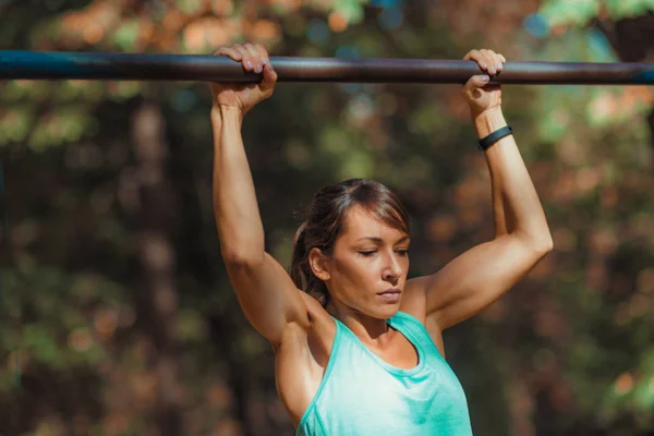 Woman Doing Pull Ups Park — Stock Photo, Image