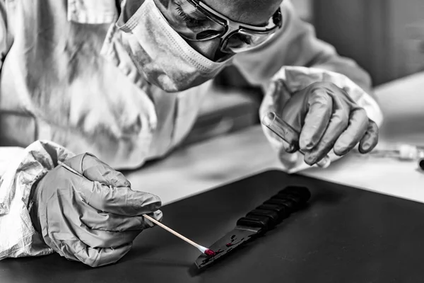 研究室の法医学 犯罪現場の証拠を調べる警察の専門家血の跡を持つナイフ — ストック写真